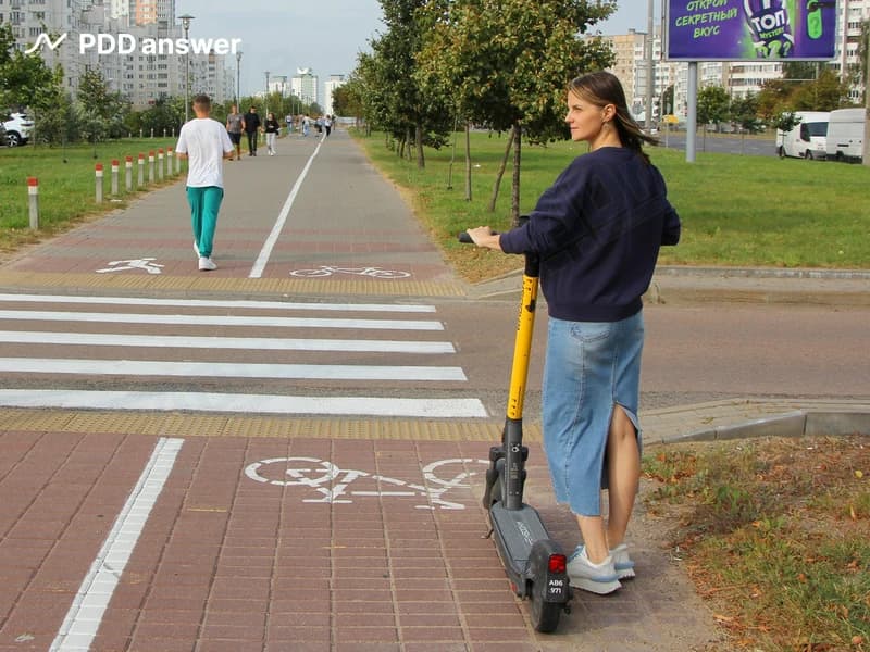 В показанной ситуации водитель средства персональной мобильности спешился перед пешеходным переходом. Он: