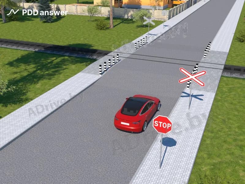 Правильно ли остановился водитель легкового автомобиля в условиях, когда движение через железнодорожный переезд запрещено?