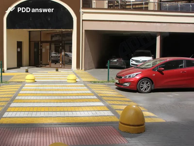 Нарушил ли водитель красного легкового автомобиля требования Правил дорожного движения, поставив автомобиль на стоянку в показанной ситуации?