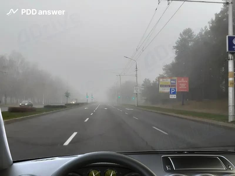 По какой полосе Вам разрешено движение прямо на легковом автомобиле в показанной ситуации в населённом пункте, если правая полоса не занята?