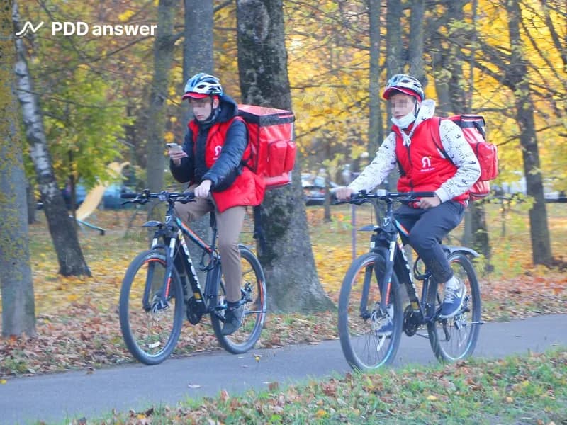 Кто из велосипедистов в показанной ситуации нарушает Правила дорожного движения, управляя велосипедом на тротуаре одной рукой?