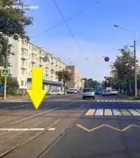 Является ли островком безопасности показанный участок трамвайных путей, используемый для перехода пешеходами?