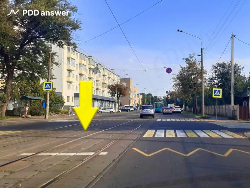 Является ли островком безопасности показанный участок трамвайных путей, используемый для перехода пешеходами?