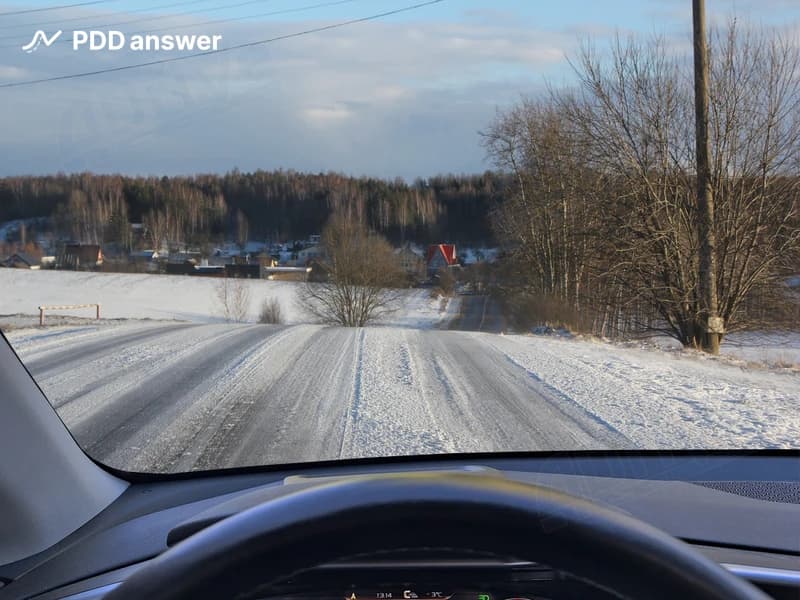 Безопасно ли на показанном участке дороги перейти на нейтральную передачу, двигаясь на спуск?