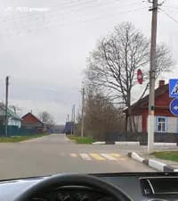 В каких направлениях Вам разрешено продолжить движение в показанной ситуации?