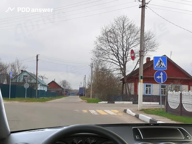 В каких направлениях Вам разрешено продолжить движение в показанной ситуации?