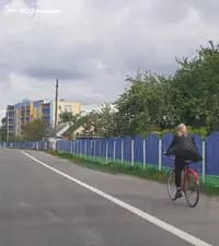 Нарушает ли Правила дорожного движения велосипедист, двигаясь по элементу дороги, обозначенному показанным дорожным знаком?