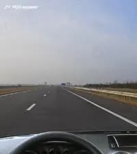 В каких местах из перечисленных Вам, управляя легковым автомобилем, разрешено произвести остановку на данной дороге?