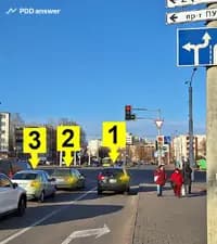 Водители каких автомобилей нарушат Правила дорожного движения при повороте направо из занимаемой полосы движения?