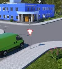 Разрешается ли водителю грузового автомобиля с технически допустимой общей массой не более 3.5 тонны проехать прямо через показанный перекрёсток?