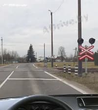В каком месте водитель должен остановиться, если в пределах видимости к железнодорожному переезду не приближается железнодорожное транспортное средство?