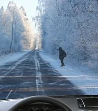 Разрешено ли Вам, управляя легковым автомобилем, остановиться на показанном участке дороги для посадки пассажира?