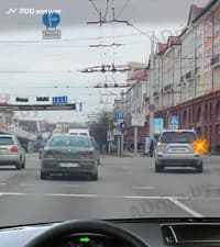 Разрешается ли Вам, управляя легковым автомобилем, выполнить поворот направо из занимаемой полосы движения в показанной ситуации?