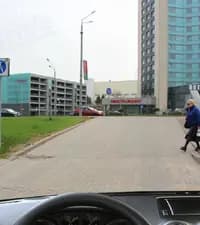 Выезжая из пешеходной зоны, должны ли Вы предоставить преимущество пешеходу в показанной ситуации?