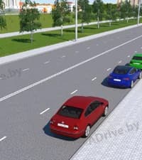 Водитель красного автомобиля совершил вынужденную остановку, вызванную технической неисправностью. Должен ли он в показанной ситуации включить аварийную световую сигнализацию и выставить знак аварийной остановки?