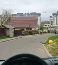 Разрешено ли Вам при управлении грузовым автомобилем с технически допустимой общей массой не более 3,5 тонны поставить автомобиль на стоянку за показанным дорожным знаком вне специально отведённых мест, обозначенных дорожным знаком «Место стоянки», если это не связано с выполнением работ?