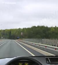С какой максимальной скоростью Вам разрешено продолжить движение после знака на дороге вне населённого пункта, если Вы осуществляете буксировку неисправного автомобиля?