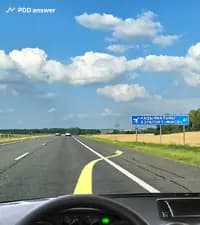 Разрешено ли Вам, управляя легковым автомобилем, остановиться в показанной ситуации на обочине дороги, обозначенной дорожным знаком «5.3 Дорога для автомобилей»?