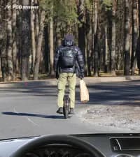 Двигаясь на автомобиле по территории, обозначенной дорожным знаком «Жилая зона», имеете ли Вы преимущество перед водителем средства персональной мобильности?