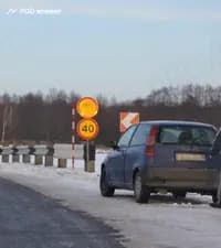 Как следует поступить водителю легкового автомобиля, если при осмотре автомобиля в пути он обнаружил отсутствие одного из болтов крепления заднего правого колеса?