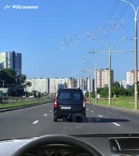 По какой полосе движения Вам разрешается произвести опережение в показанной ситуации?