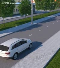 Как следует поступить водителю белого автомобиля в показанной ситуации при приближении транспортного средства оперативного назначения?