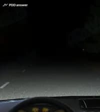 Двигаясь в тёмное время суток вне населённого пункта, вы увидели справа от дороги два небольших огонька, напоминающие светящиеся глаза животного. Как следует поступить?