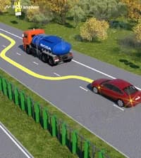 Разрешено ли водителю на показанном участке дороги произвести опережение?