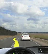 В показанной ситуации, управляя автомобилем на дороге с двусторонним движением, Вы намереваетесь: