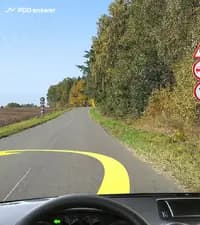 Разрешено ли Вам развернуться в показанной ситуации вне населённого пункта, если видимость дороги сзади не менее 100 метров?