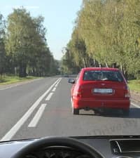 Разрешает ли показанная линия горизонтальной дорожной разметки, разделяющая транспортные потоки противоположных направлений, выполнить обгон со стороны прерывистой линии?