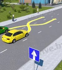 Водитель жёлтого автомобиля решил перестроиться в третью полосу для последующей остановки у тротуара, а водитель зелёного автомобиля — во вторую полосу для объезда стоящего синего автомобиля. Кто в показанной ситуации должен уступить дорогу?