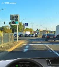 Разрешено ли Вам выехать к краю пересекаемой проезжей части дороги с целью ожидания включения сигнала светофора, разрешающего поворот налево?
