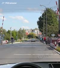 Каким образом безопаснее всего двигаться через железнодорожный переезд с несколькими путями?