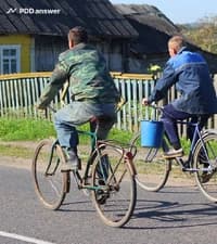 Разрешается ли движение велосипедистов по проезжей части дороги в два ряда в показанной ситуации?