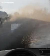 Как следует поступить водителю легкового автомобиля, если в пути в ясную солнечную погоду он обнаружил, что не работают стеклоочистители ветрового стекла?