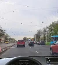 Обязаны ли Вы, управляя легковым автомобилем, уступить дорогу трамваю в показанной ситуации (не выезд из депо)?