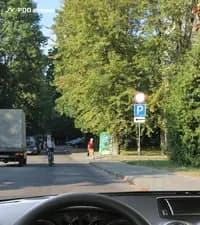 Управляя автомобилем в жилой зоне, имеете ли Вы преимущество перед велосипедистом?