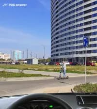 Управляя автомобилем в жилой зоне, имеете ли Вы преимущество перед водителями средств персональной мобильности?