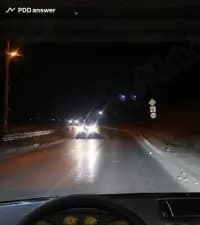 В чём Вы, управляя автомобилем, должны убедиться, если в тёмное время суток на приближающемся встречном автомобиле включилась аварийная световая сигнализация?