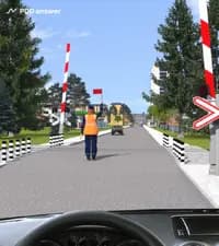 Разрешено ли Вам, управляя автомобилем, проехать через железнодорожный переезд в показанной ситуации?