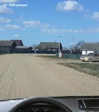 В данной ситуации, приближаясь по дороге с гравийным покрытием к примыканию справа дороги с грунтовым покрытием, Вы находитесь: