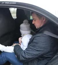 Разрешается ли перевозить ребёнка в возрасте до 12 лет на коленях у совершеннолетнего пассажира на заднем сиденье легкового автомобиля (за исключением автомобиля-такси), оборудованного ремнями безопасности?