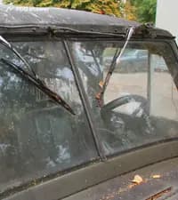 Разрешается ли участие в дорожном движении автомобиля с трещинами на ветровом стекле со стороны водителя?