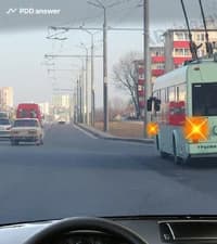 Должны ли Вы, управляя легковым автомобилем, уступить дорогу троллейбусу, начинающему движение от обозначенного остановочного пункта в показанной ситуации?