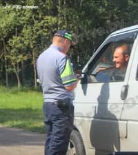Какие из перечисленных документов водитель механического транспортного средства обязан иметь при себе и передавать для проверки сотрудникам ГАИ?