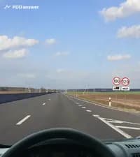С какой максимальной скоростью Вам разрешено продолжить движение за дорожными знаками на показанном участке дороги, управляя грузовым автомобилем с технически допустимой общей массой не более 3,5 тонны?