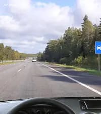 Разрешено ли Вам при управлении легковым автомобилем двигаться со скоростью менее 40 км/ч в показанной ситуации за дорожным знаком?