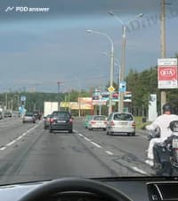 В транспортном потоке безопаснее всего двигаться со скоростью: