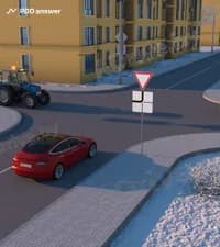 Водитель легкового автомобиля в показанной ситуации: